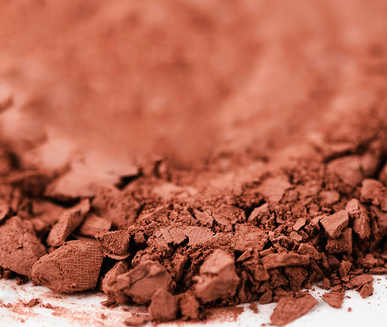 Barro sin moldear de color rojo.