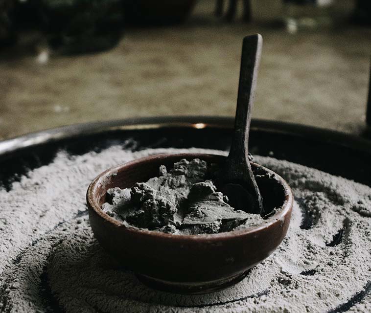 Vasija de barro con color negro situada en un taller de artesanías.