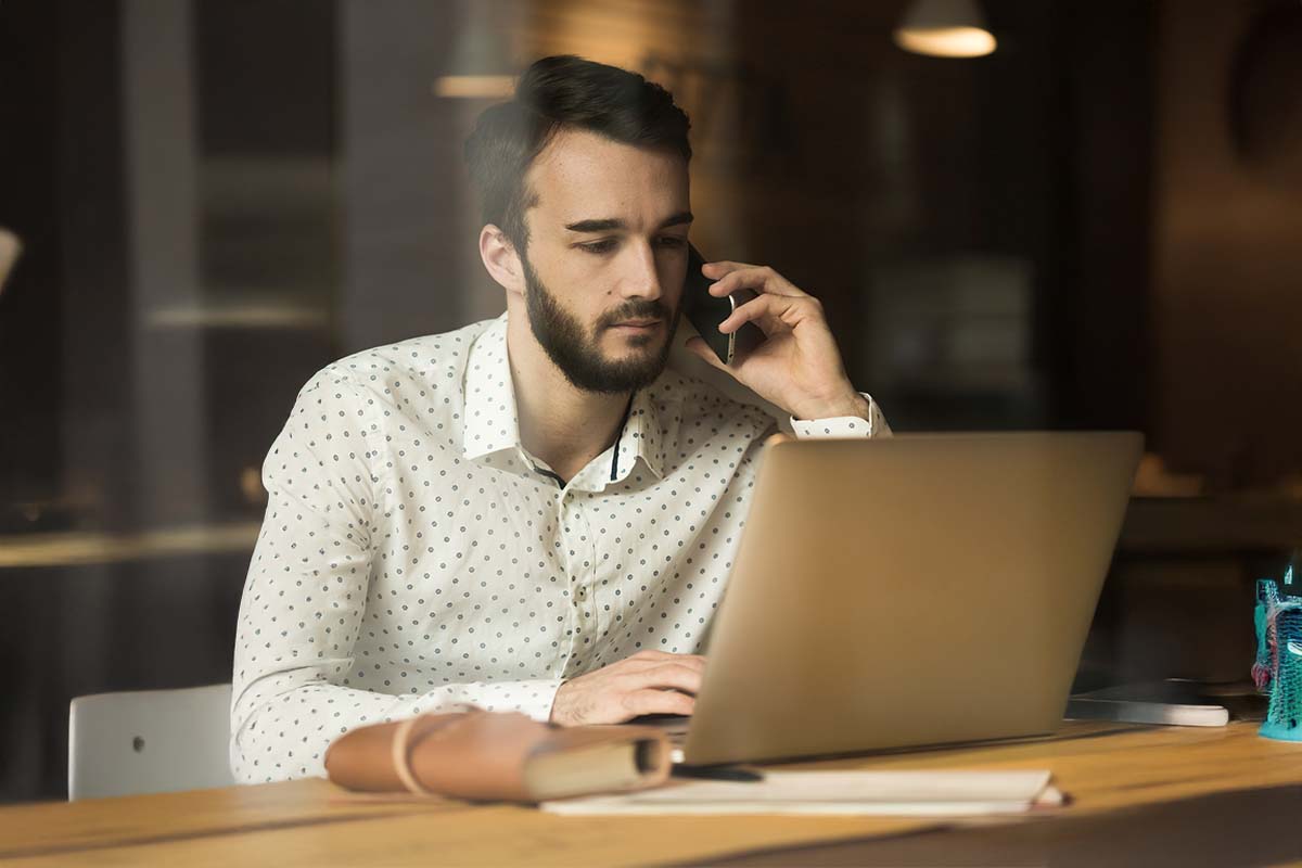 Joven revisando la plataforma web de Columba Funerales por medio de su laptop.